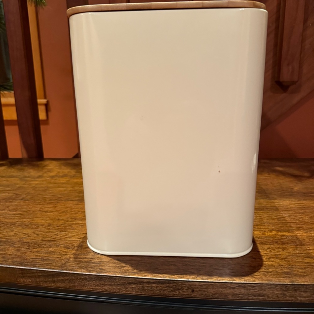 Extra Large Space Saving Vertical Bread Box with Eco Bamboo Cutting Board Lid - Picture 3 of 6
